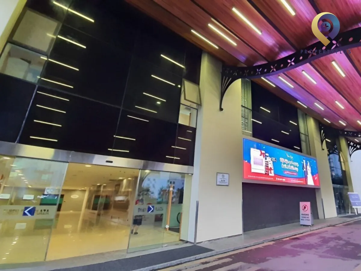 Khu vực sảnh ngoài tòa nhà Thiên Sơn Plaza với mái che hiện đại